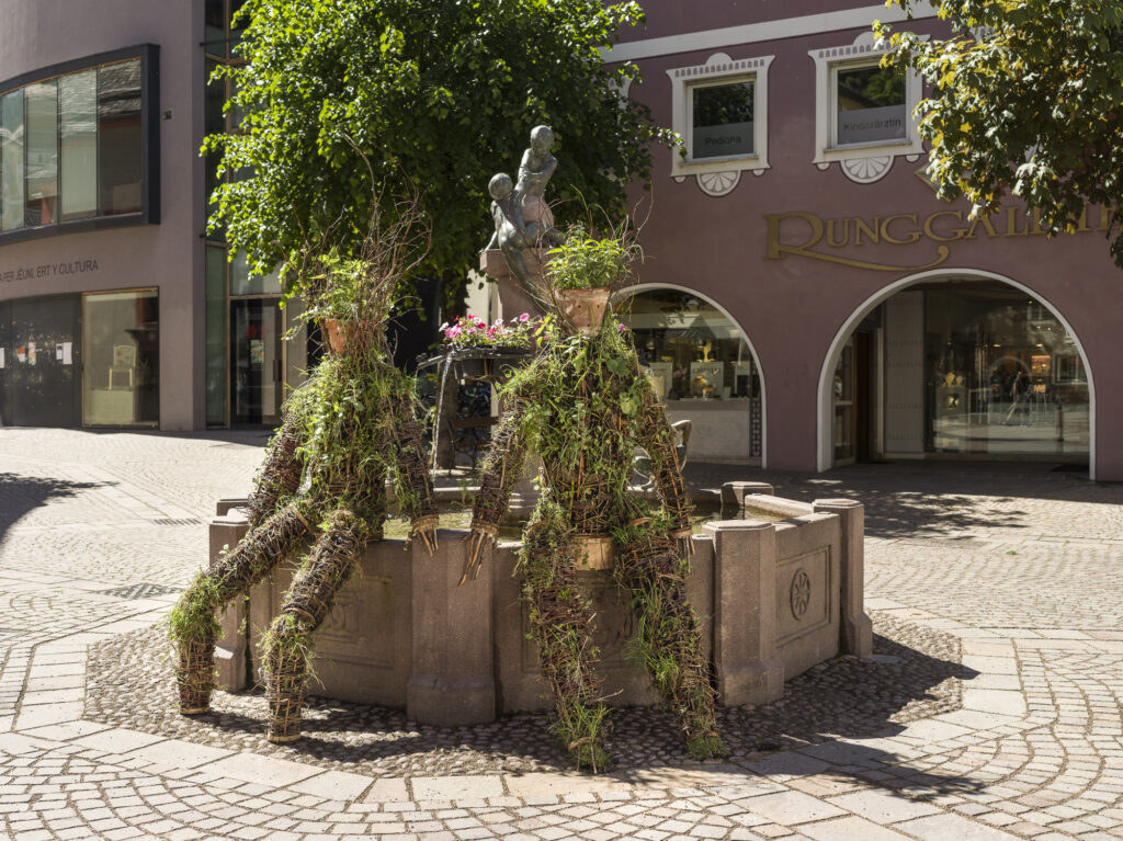 Installation view of the two figures made out of twigs and branches.
